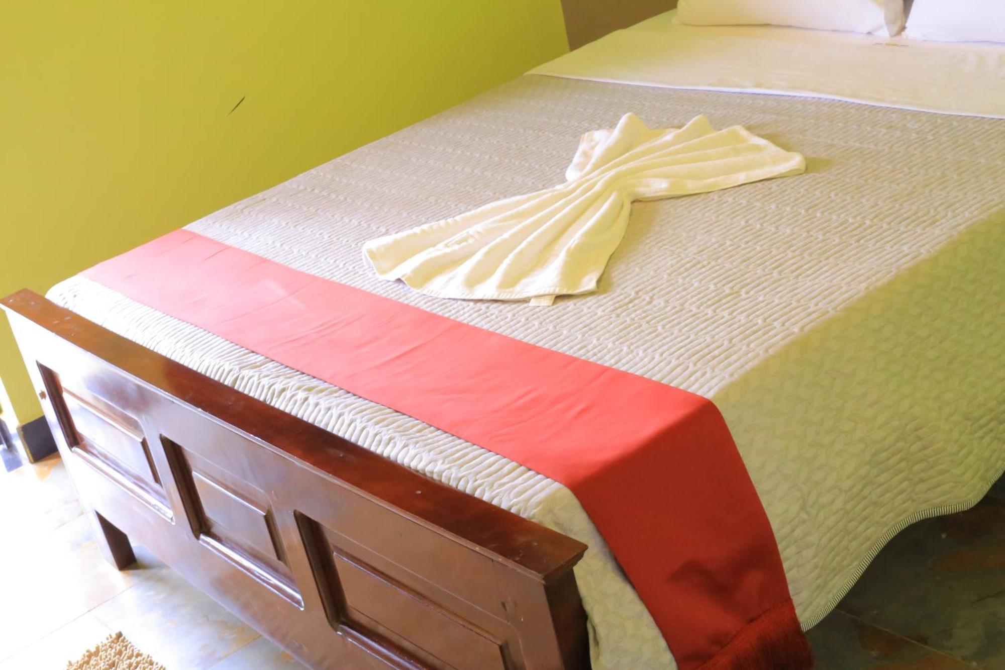 Golden Suites Hotel Entebbe Exterior photo